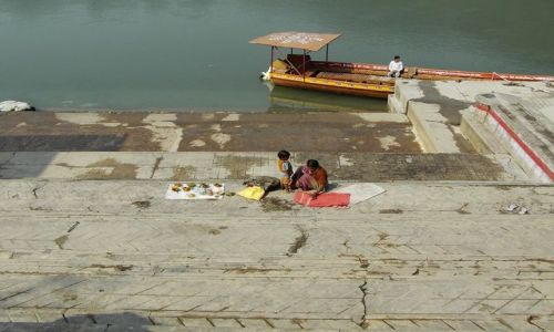 INDIE / Uttaranchal / Rishikesh / sprzedawca darw