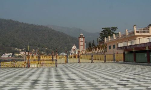 INDIE / Uttaranchal / Rishikesh / nad brzegiem