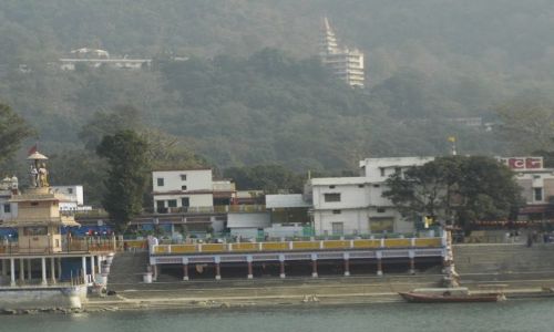 INDIE / Uttaranchal / Rishikesh / nad brzegiem