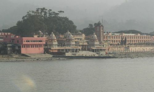 INDIE / Uttaranchal / Rishikesh / nad brzegiem
