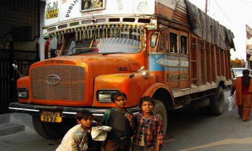 Zdjecie INDIE / Uttaranchal / Rishikesh / kolorowy transport