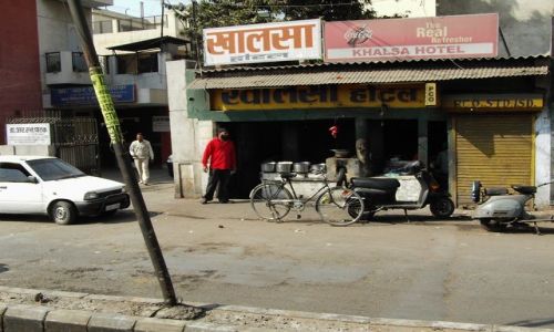 Zdjecie INDIE / Uttaranchal / Hardiwar / bar przydrony