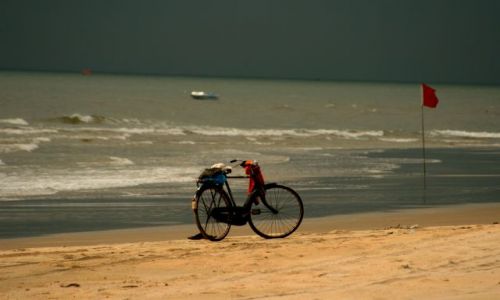 Zdjecie INDIE / Goa / Benaulim Beach / Rower na play