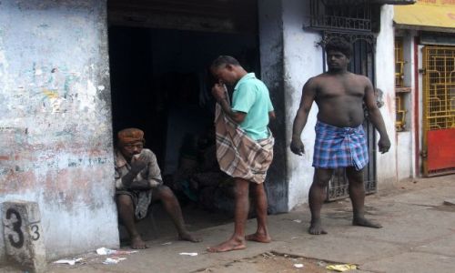 Zdjcie INDIE / Tamil Nadu / Chennai (Madras) / ... trzej mczyni...