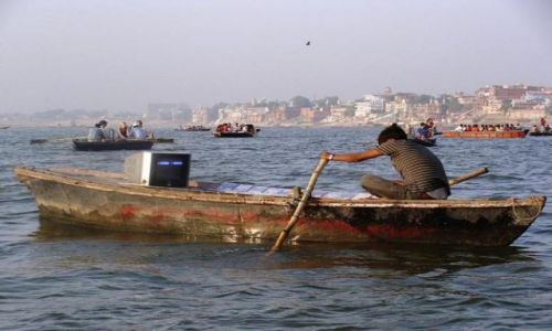 Zdjęcie INDIE / Varanasi / Ganges / globalizacja z przymrużeniem oka