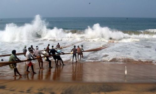 Zdjcie INDIE / Karela / Kovalam, okolice / ... na fali ...