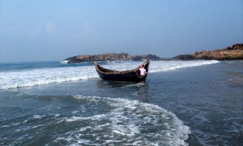 Zdjęcie INDIE / Kerala / Kovalam / ... holowanie do punktu wyścia ...