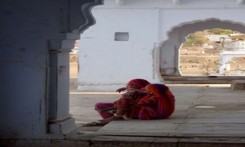 Zdjecie INDIE / Rajsthan / Puskhar / Kobiety w tradycyjnych czerwonych sari w te kropki typowe dla stanu Rajasthan