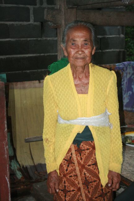 Zdjęcia: Singaraja, Bali, kiedyś balijska tancerka, teraz babuszka, INDONEZJA Zdjęcia: Singaraja, Bali, kiedyś balijska tancerka, teraz babuszka, INDONEZJA