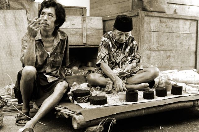 Zdjęcia: Sulawesi, Sulawesi, Czas na papierosa, INDONEZJA Zdjęcia: Sulawesi, Sulawesi, Czas na papierosa, INDONEZJA