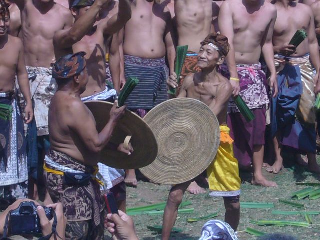 Zdjęcia: TENGANAN, BALI, WIEKOWY WOJOWNIK, INDONEZJA Zdjęcia: TENGANAN, BALI, WIEKOWY WOJOWNIK, INDONEZJA