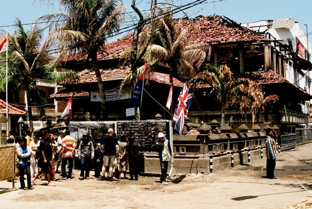 Zdjęcia: Kuta, Bali, Przed tablicą zabitych, INDONEZJA Zdjęcia: Kuta, Bali, Przed tablicą zabitych, INDONEZJA