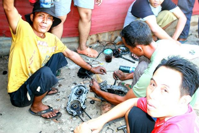 Zdjęcia: JAKARTA, JAWA, WARSZTAT SAMOCHODOWY, INDONEZJA Zdjęcia: JAKARTA, JAWA, WARSZTAT SAMOCHODOWY, INDONEZJA