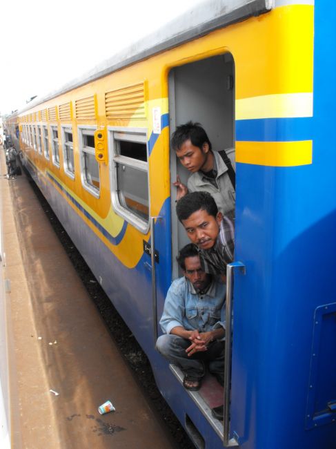 Zdjęcia: Jawa, trasa pociągu Bandung Yogyakarta, scenki z podróży, INDONEZJA Zdjęcia: Jawa, trasa pociągu Bandung Yogyakarta, scenki z podróży, INDONEZJA