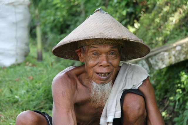 Zdjęcia: BALI, Indonezja, Wieśniak w kapeluszu, INDONEZJA Zdjęcia: BALI, Indonezja, Wieśniak w kapeluszu, INDONEZJA