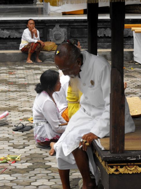Zdjęcia: Bali, Bali, męcząca niedziela w świątyni, INDONEZJA Zdjęcia: Bali, Bali, męcząca niedziela w świątyni, INDONEZJA