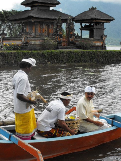 Zdjęcia: świątynia Ulun Danu, Bali, niedzielne rytualy, INDONEZJA Zdjęcia: świątynia Ulun Danu, Bali, niedzielne rytualy, INDONEZJA