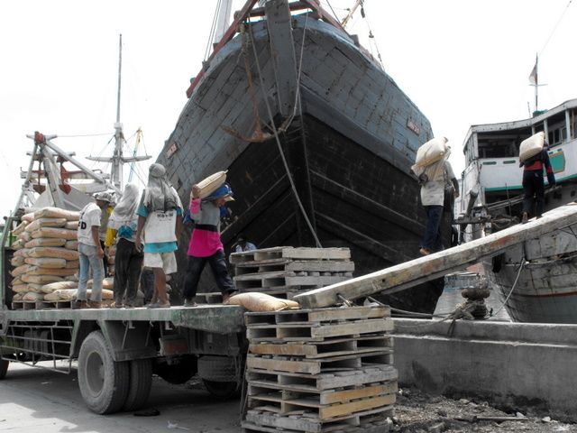 Zdjęcia: port, Jawa, dokerzy/Jakarta, INDONEZJA Zdjęcia: port, Jawa, dokerzy/Jakarta, INDONEZJA