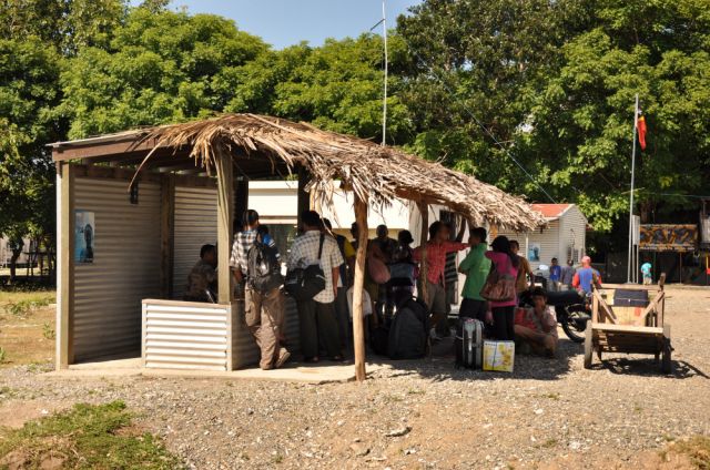 Zdjęcia: Granica z Indonezją, Demokratyczna Republika Timor Leste, kontrola paszportowa, INDONEZJA Zdjęcia: Granica z Indonezją, Demokratyczna Republika Timor Leste, kontrola paszportowa, INDONEZJA