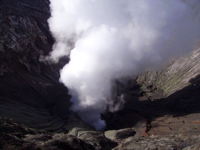 Zdjęcia: wulkan Bromo, Jawa, spojrzenie w dymiącą"gardziel" Bromo, INDONEZJA Zdjęcia: wulkan Bromo, Jawa, spojrzenie w dymiącą"gardziel" Bromo, INDONEZJA