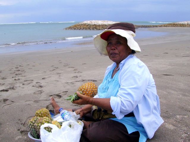 Zdjęcia: Kuta, Bali, sprzedawczyni ananasów, INDONEZJA Zdjęcia: Kuta, Bali, sprzedawczyni ananasów, INDONEZJA