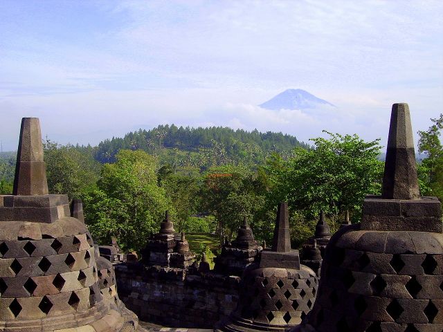 Zdjęcia: światynia Borobudur, Jawa, z wulkanem w tle, INDONEZJA Zdjęcia: światynia Borobudur, Jawa, z wulkanem w tle, INDONEZJA