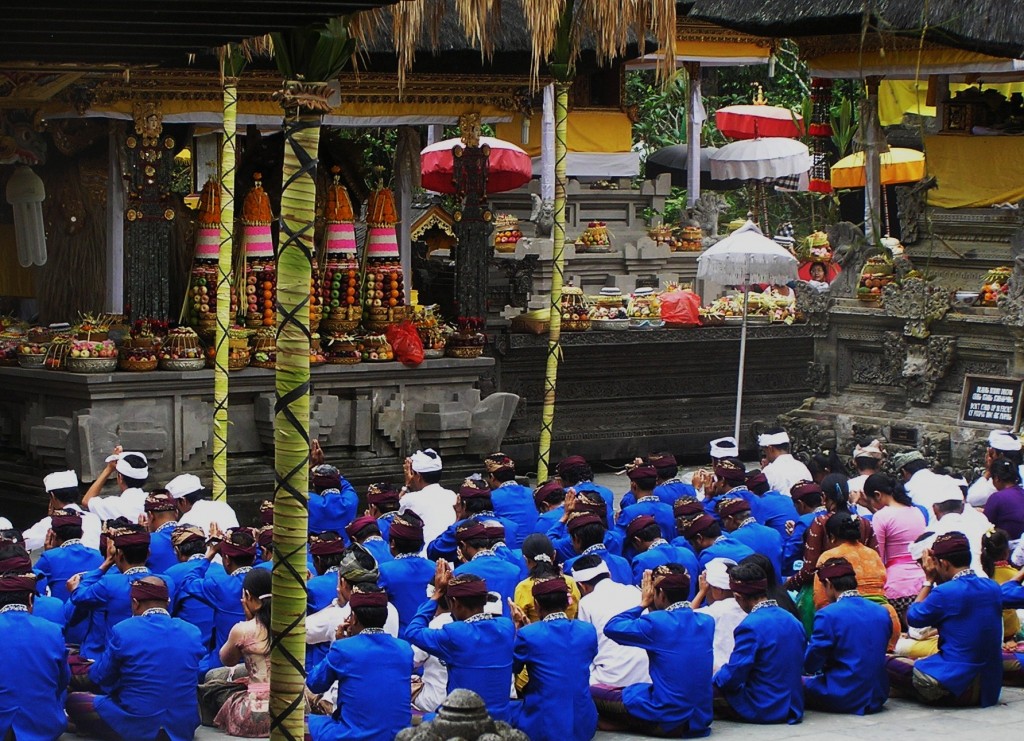 Zdjęcia: W świątyni, Bali, Imieniny Matki Świątyń, INDONEZJA Zdjęcia: W świątyni, Bali, Imieniny Matki Świątyń, INDONEZJA