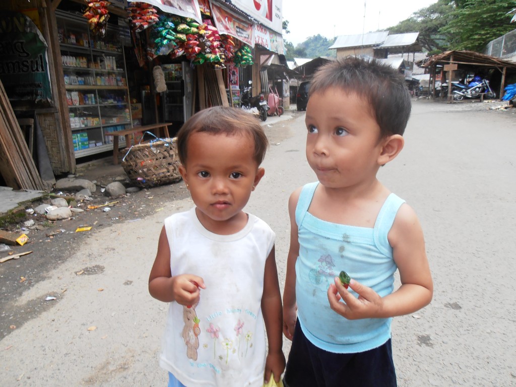 Zdjęcia: bukit lawang, sumatra, dzieciaki, INDONEZJA Zdjęcia: bukit lawang, sumatra, dzieciaki, INDONEZJA