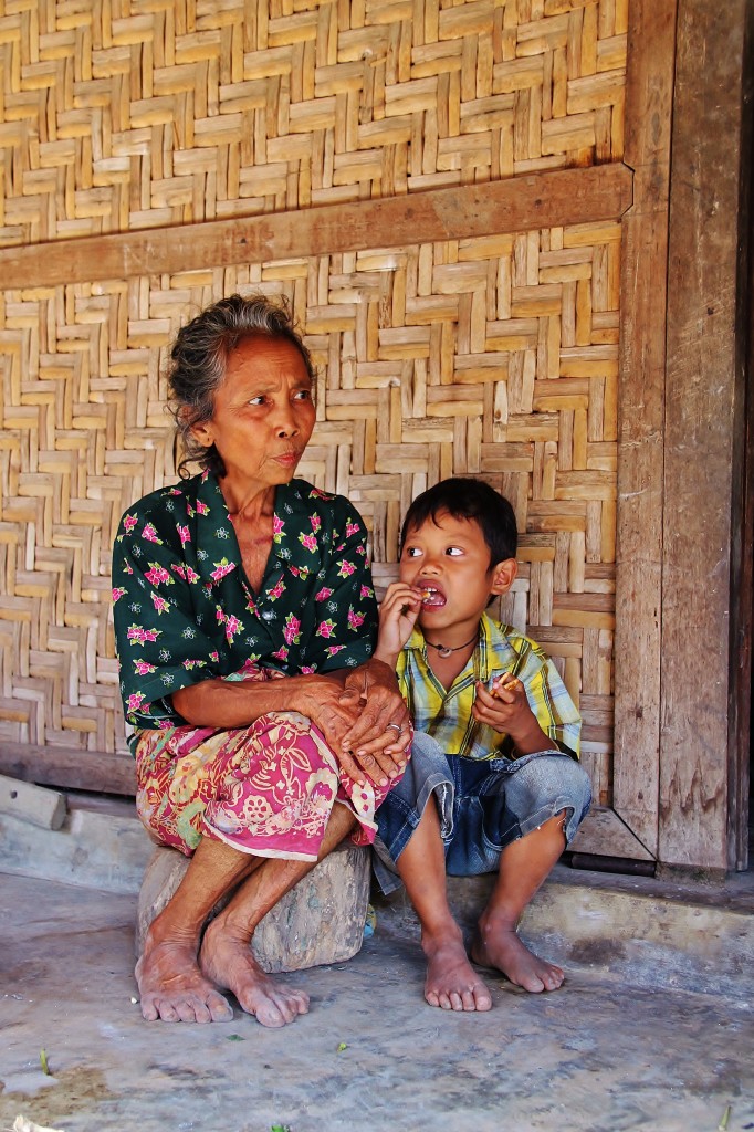 Zdjęcia: Wioska Sasaków, Lombok, Z wnukiem, INDONEZJA Zdjęcia: Wioska Sasaków, Lombok, Z wnukiem, INDONEZJA