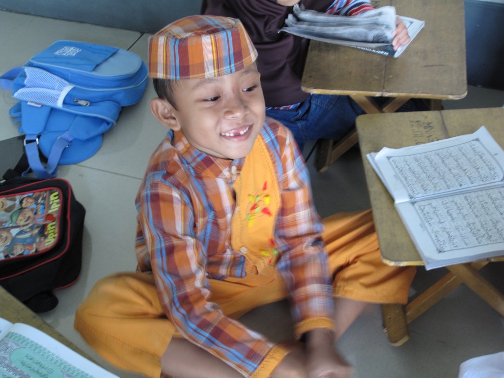 Zdjęcia: Jawa, Jawa, Mały muzumłmanin, INDONEZJA Zdjęcia: Jawa, Jawa, Mały muzumłmanin, INDONEZJA