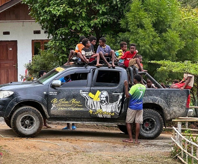 Zdjęcia: Góry Arfak, Papua Zachodnia, Autobus szkolny :-), INDONEZJA Zdjęcia: Góry Arfak, Papua Zachodnia, Autobus szkolny :-), INDONEZJA