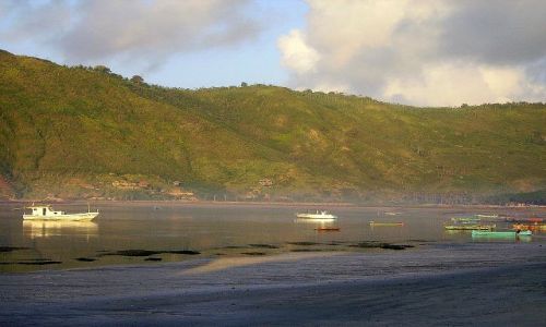Zdjcie INDONEZJA / wyspa Lombok / wioska Kuta Beach - may port rybacki / wit w zatoczce w wiosce Kuta Beach
