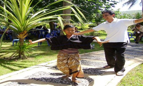 Zdjcie INDONEZJA / wyspa Lombok / wioska Kuta Beach / moda tancerka i naladowca