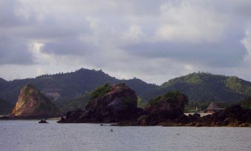 Zdjcie INDONEZJA / wyspa Lombok / wioska Kuta Beach / po drugiej stronie zatoki