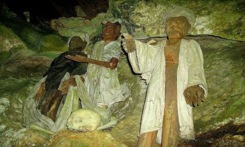 Zdjęcie INDONEZJA / Sulawesi Południowe /  okolice Rantepao / figury tau-tau z jaskinii Tampangallo