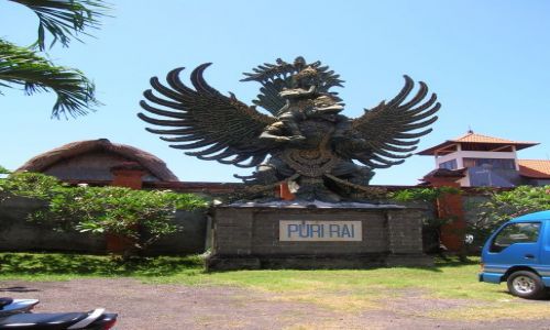 Zdjęcie INDONEZJA / Padangbai / W miasteczku / Bali--rzezba przy hotelu