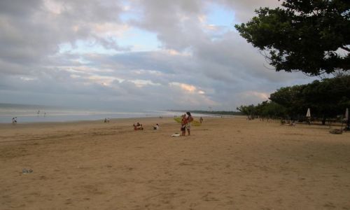 Zdjęcie INDONEZJA / Bali / Kuta / Szeroka plaza i drzewa