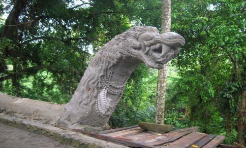 Zdjcie INDONEZJA / Ubud / W parku / Rzezba -Smok.