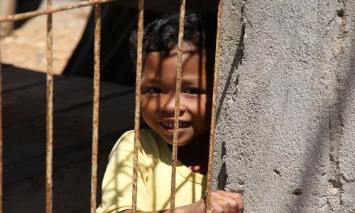Zdjecie INDONEZJA / Sumbawa / Sape / Umiech zza krat