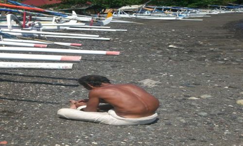 Zdjecie INDONEZJA / - / Bali / Stary czowiek i morze...