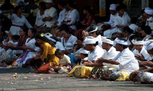 Zdjecie INDONEZJA / Bali / Besakih / modlitwa