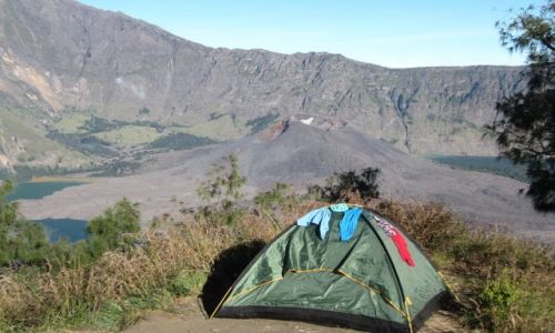 Zdjecie INDONEZJA / - / Indonezja  / biwak z widokiem na wulkan