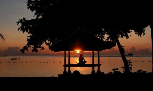 Zdjęcie INDONEZJA / wyspa Bali / brzeg oceanu / Yoginka