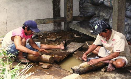 Zdjecie INDONEZJA / Sulawasi / Tana Toraja / Ostrzenie noy