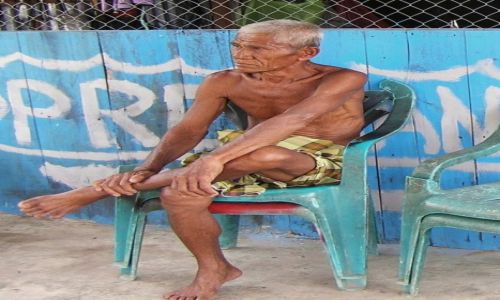 Zdjcie INDONEZJA / Sulawasi / Tana Toraja / Zamylony DZIADEK