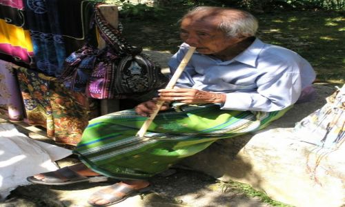 Zdjcie INDONEZJA / Sulawasi / Kete Kesu / Sprzedawca muzyki