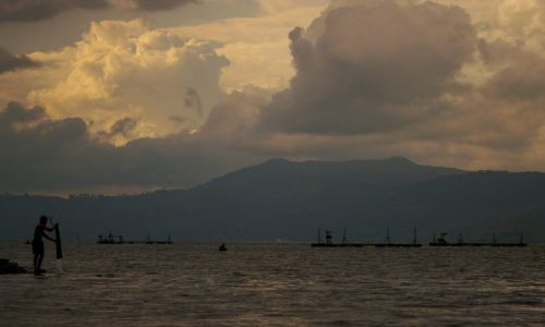 Zdjecie INDONEZJA / Sumatra / Jezioro Toba / Zmierzch nad Jeziorem Toba