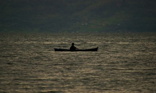 Zdjecie INDONEZJA / Sumatra / Jezioro Toba / Rybak