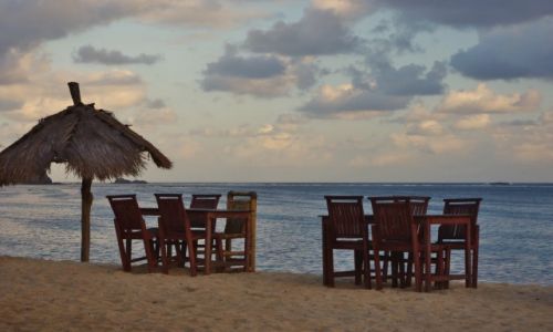 Zdjecie INDONEZJA / Lombok / Poudnie wyspy / Knajpka na play-Kuta(Lombok)