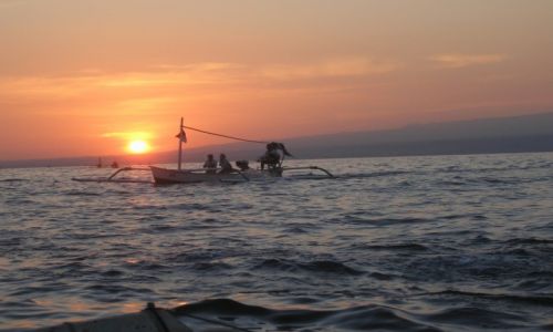 Zdjecie INDONEZJA / BALI / LOVINA / WCHOD SLONCA 